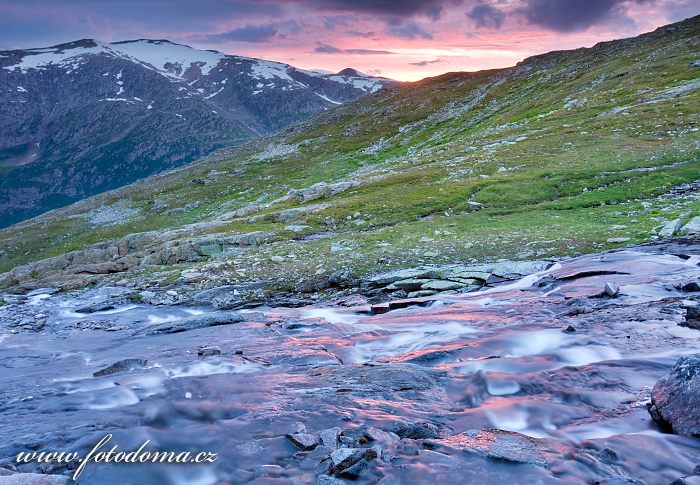 Horská bystřina v údolí Blakkådal. Národní park Saltfjellet-Svartisen, kraj Nordland, Norsko