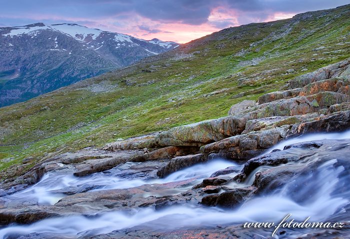 Horská bystřina v údolí Blakkådal. Národní park Saltfjellet-Svartisen, kraj Nordland, Norsko