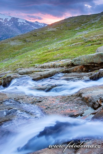 Horská bystřina v údolí Blakkådal. Národní park Saltfjellet-Svartisen, kraj Nordland, Norsko