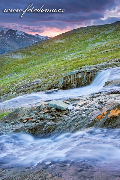 Horská bystřina v údolí Blakkådal. Národní park Saltfjellet-Svartisen, kraj Nordland, Norsko