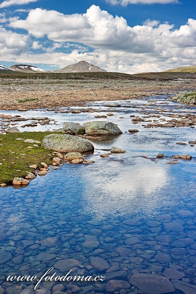 Potok Namnlauselva. Národní park Saltfjellet-Svartisen, kraj Nordland, Norsko