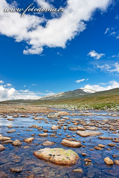 Potok Namnlauselva. Národní park Saltfjellet-Svartisen, kraj Nordland, Norsko