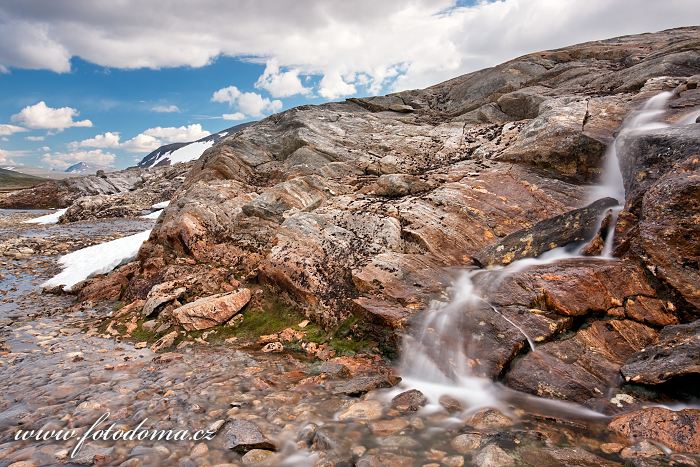 Přítok potoka Namnlauselva. Národní park Saltfjellet-Svartisen, kraj Nordland, Norsko