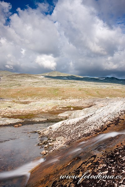 Přítok potoka Namnlauselva. Národní park Saltfjellet-Svartisen, kraj Nordland, Norsko