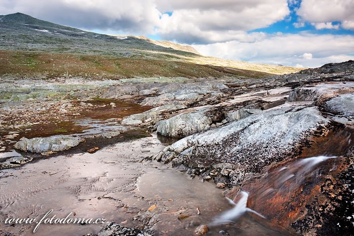 Přítok potoka Namnlauselva. Národní park Saltfjellet-Svartisen, kraj Nordland, Norsko