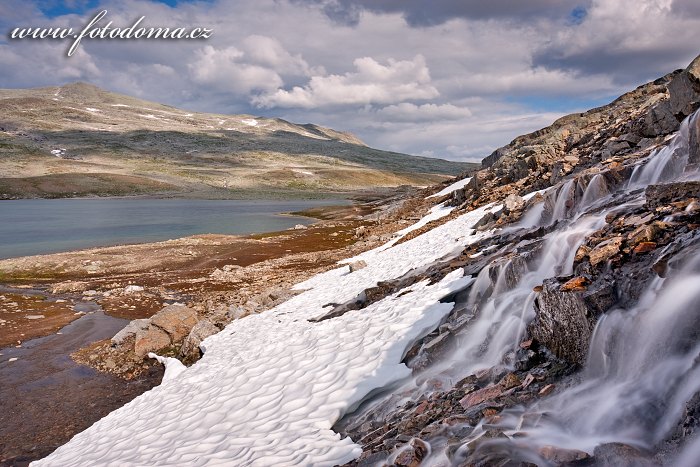 Přítok potoka Namnlauselva. Národní park Saltfjellet-Svartisen, kraj Nordland, Norsko