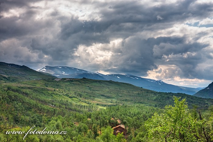 Chaty v údolí Bjøllådalen. Národní park Saltfjellet-Svartisen, kraj Nordland, Norsko