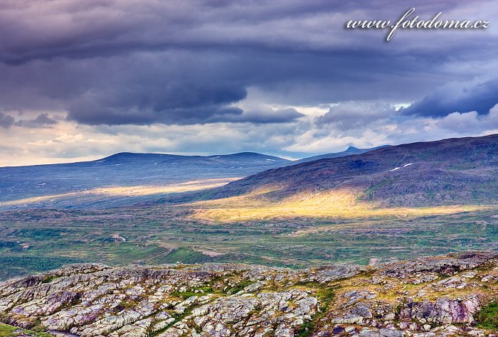 Údolí Bjøllådalen, pohled z vrchu Kruhkki. Národní park Saltfjellet-Svartisen, kraj Nordland, Norsko