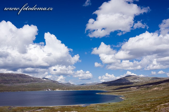 Jezero Søre Bjøllåvatnet. Národní park Saltfjellet-Svartisen, kraj Nordland, Norsko