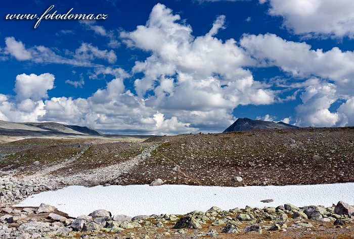 Údolí Steindalen, vrcholy Steindalstinden a Lønstinden. Národní park Saltfjellet-Svartisen, kraj Nordland, Norsko