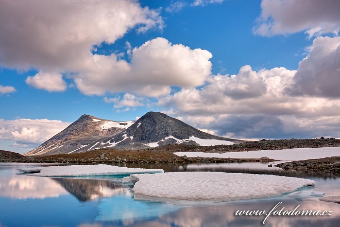 Jezero Lønstindvatnet a vrch Lønstinden. Národní park Saltfjellet-Svartisen, kraj Nordland, Norsko
