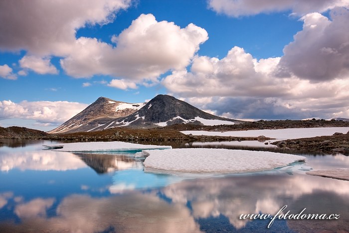 Jezero Lønstindvatnet a vrch Lønstinden. Národní park Saltfjellet-Svartisen, kraj Nordland, Norsko