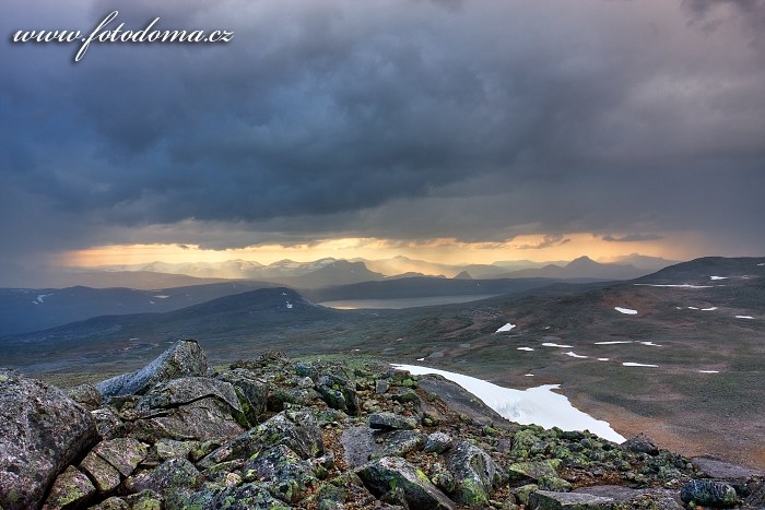 Hory kolem jezera Nordre Bjøllåvatnet, pohled z vrcholu Steindalstinden. Národní park Saltfjellet-Svartisen, kraj Nordland, Norsko