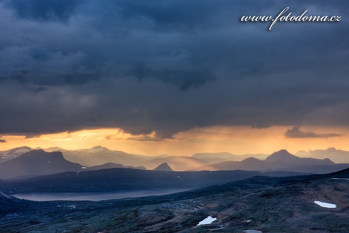 Hory kolem jezera Nordre Bjøllåvatnet, pohled z vrcholu Steindalstinden. Národní park Saltfjellet-Svartisen, kraj Nordland, Norsko