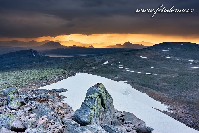 Hory kolem jezera Nordre Bjøllåvatnet, pohled z vrcholu Steindalstinden. Národní park Saltfjellet-Svartisen, kraj Nordland, Norsko