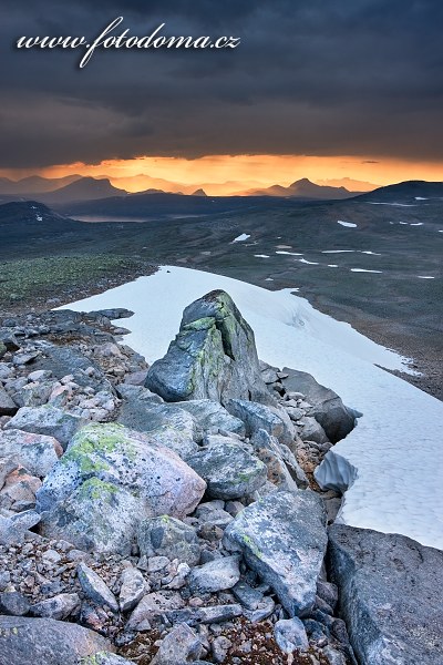 Hory kolem jezera Nordre Bjøllåvatnet, pohled z vrcholu Steindalstinden. Národní park Saltfjellet-Svartisen, kraj Nordland, Norsko