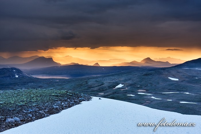 Hory kolem jezera Nordre Bjøllåvatnet, pohled z vrcholu Steindalstinden. Národní park Saltfjellet-Svartisen, kraj Nordland, Norsko