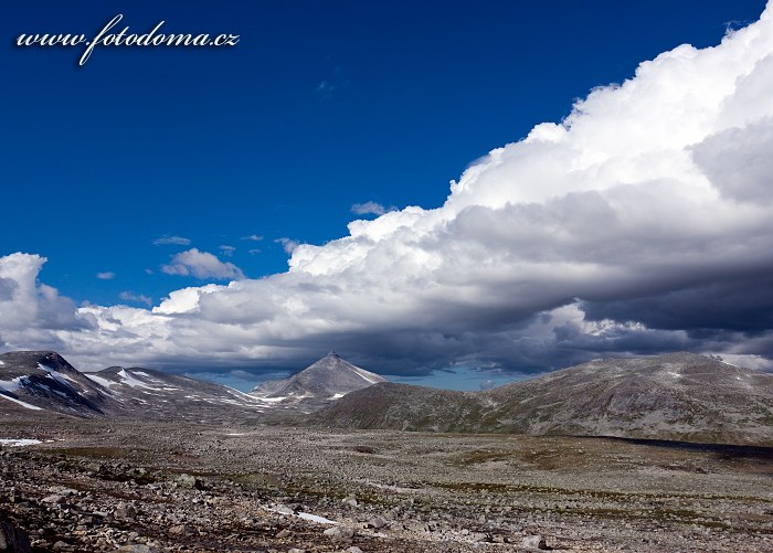 Hora Ørfjellet a hřeben Addjektind. Národní park Saltfjellet-Svartisen, kraj Nordland, Norsko