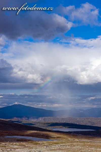 Jezírko na potoce Sørelva a duha. Národní park Saltfjellet-Svartisen, kraj Nordland, Norsko