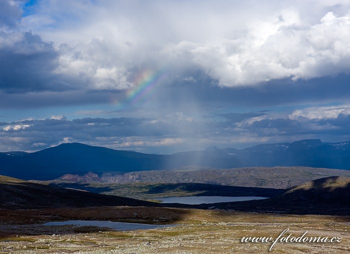 Jezírko na potoce Sørelva a duha. Národní park Saltfjellet-Svartisen, kraj Nordland, Norsko