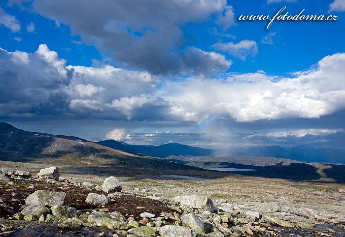 Jezírko na potoce Sørelva a duha. Národní park Saltfjellet-Svartisen, kraj Nordland, Norsko