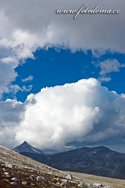 Hora Ørfjellet a hřeben Addjektind. Národní park Saltfjellet-Svartisen, kraj Nordland, Norsko