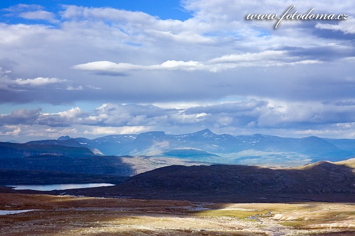 Jezírko na potoce Sørelva. Národní park Saltfjellet-Svartisen, kraj Nordland, Norsko