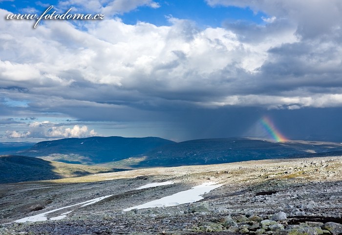 Údolí potoka Sørelva a duha. Národní park Saltfjellet-Svartisen, kraj Nordland, Norsko