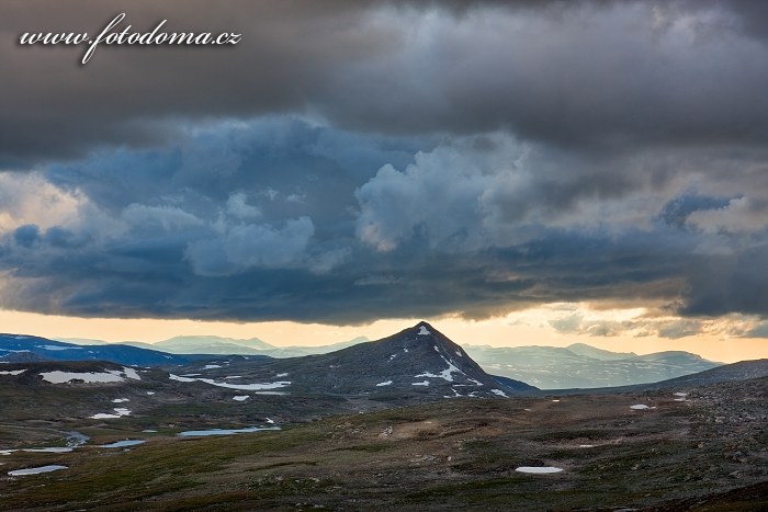 Údolí potoka Namnlauselva a vrch Ruovddevårre. Národní park Saltfjellet-Svartisen, kraj Nordland, Norsko