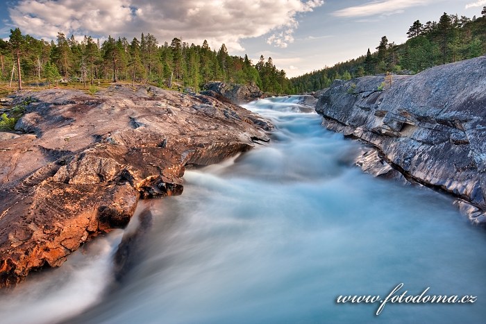 Divoký proud řeky Lønselva, kraj Nordland, Norsko