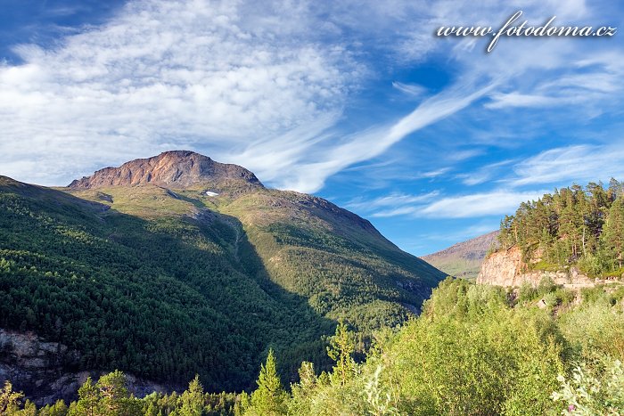 Štít hory Solvågtind a údolí Junkerdalen, národní park Junkerdal, kraj Nordland, Norsko