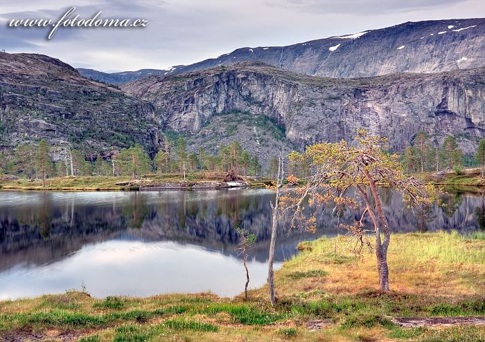 Jezírko v údolí Storskogdalen, národní park Rago, kraj Nordland, Norsko