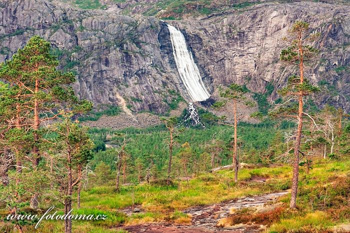 Vodopád Litlverivassforsen v údolí Storskogdalen, národní park Rago, kraj Nordland, Norsko