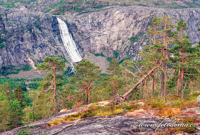 Vodopád Litlverivassforsen v údolí Storskogdalen, národní park Rago, kraj Nordland, Norsko