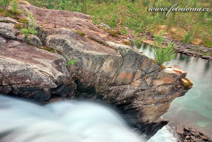 Vodopád vytékající z jezera Storskogvatnet, národní park Rago, kraj Nordland, Norsko