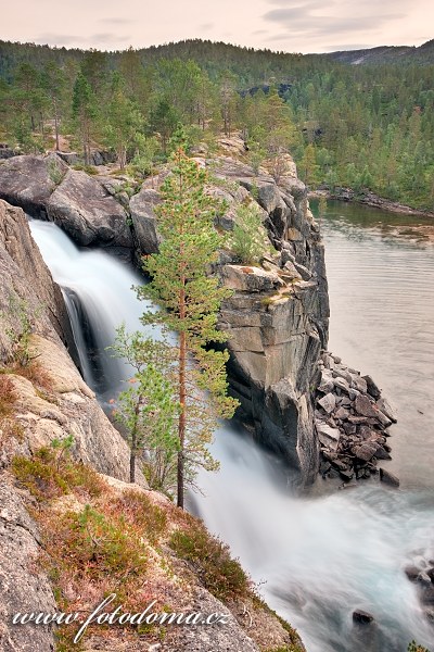 Vodopád vytékající z jezera Storskogvatnet, národní park Rago, kraj Nordland, Norsko