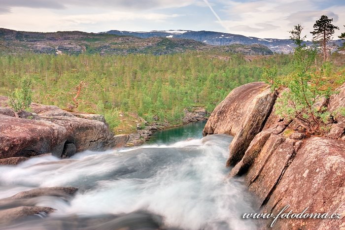 Vodopád vytékající z jezera Storskogvatnet, národní park Rago, kraj Nordland, Norsko
