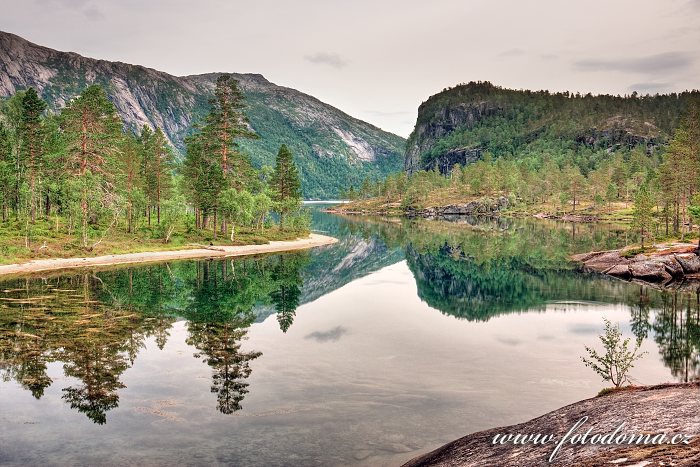 Jezero Storskogvatnet, národní park Rago, kraj Nordland, Norsko