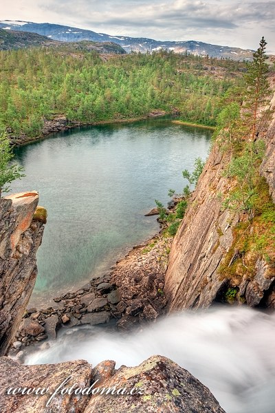 Vodopád vytékající z jezera Storskogvatnet, národní park Rago, kraj Nordland, Norsko