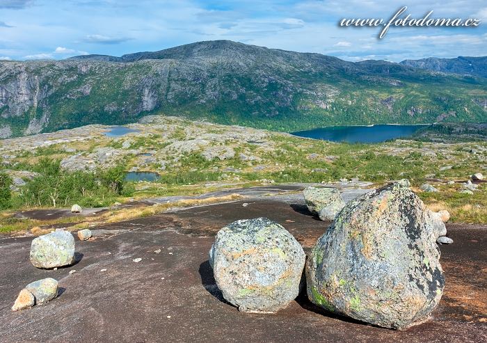 Krajina posetá bludnými balvany a jezero Storskogvatnet, národní park Rago, kraj Nordland, Norsko