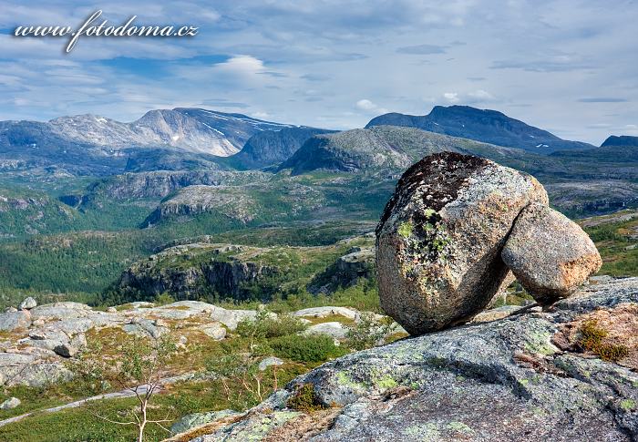 Krajina s bludnými balvany a hora Snøtoppen, národní park Rago, kraj Nordland, Norsko