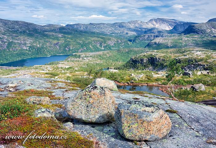 Krajina posetá bludnými balvany a jezero Storskogvatnet, národní park Rago, kraj Nordland, Norsko