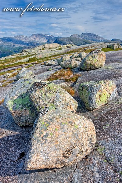 Fotka Krajina s bludnými balvany a hora Snøtoppen, NP Rago, Norsko