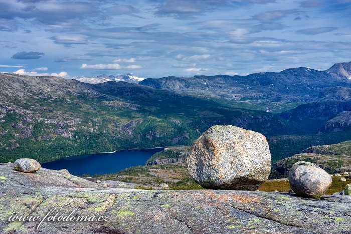 Fotka Krajina posetá bludnými balvany a jezero Storskogvatnet, NP Rago, Norsko