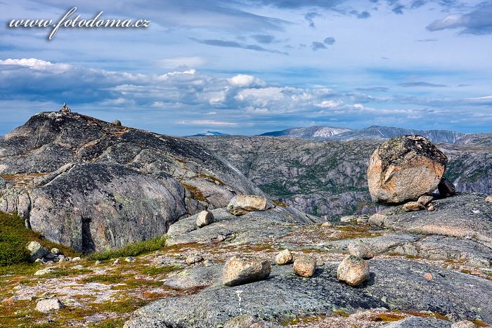 Krajina posetá bludnými balvany a jezero Storskogvatnet, národní park Rago, kraj Nordland, Norsko