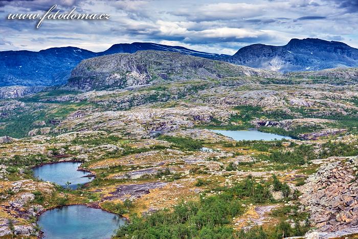 Jezírka a hora Snøtoppen, národní park Rago, kraj Nordland, Norsko