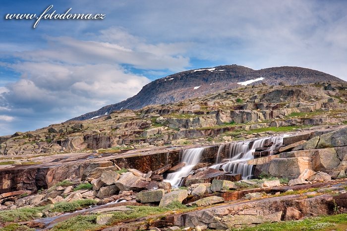 Horská bystřina a masiv Rágotjåhkkå, národní park Rago, kraj Nordland, Norsko