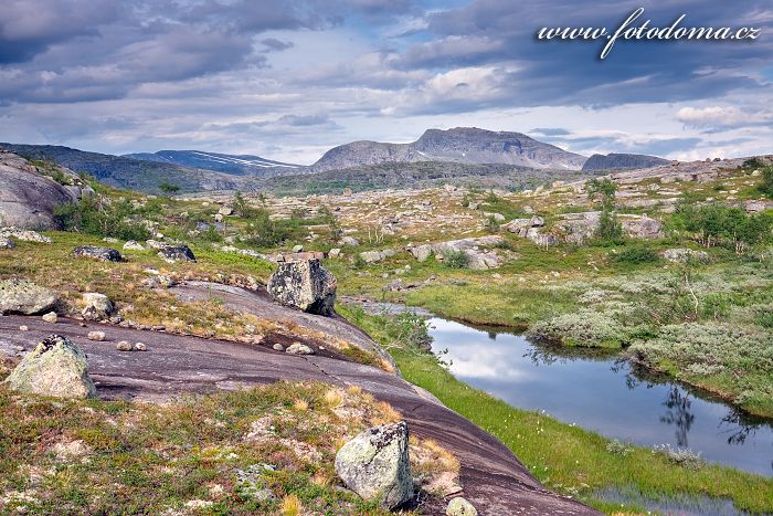 Jezírko a hora Snøtoppen, národní park Rago, kraj Nordland, Norsko