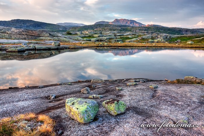 Jezírko a hora Snøtoppen, národní park Rago, kraj Nordland, Norsko