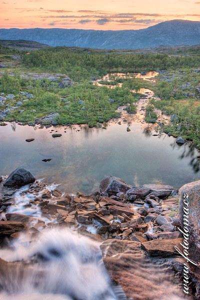 Večer nad vodopádem, národní park Rago, kraj Nordland, Norsko